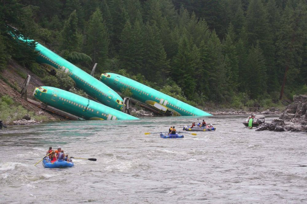 (VIDEO) BIZARNO: Tri boinga 737 upala u reku kad je voz iskočio iz šina