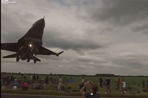 (VIDEO) NA ŠTA JE TAJ PILOT MISLIO?: Borbeni avion F-16 zamalo pokosio publiku na aeromitingu!