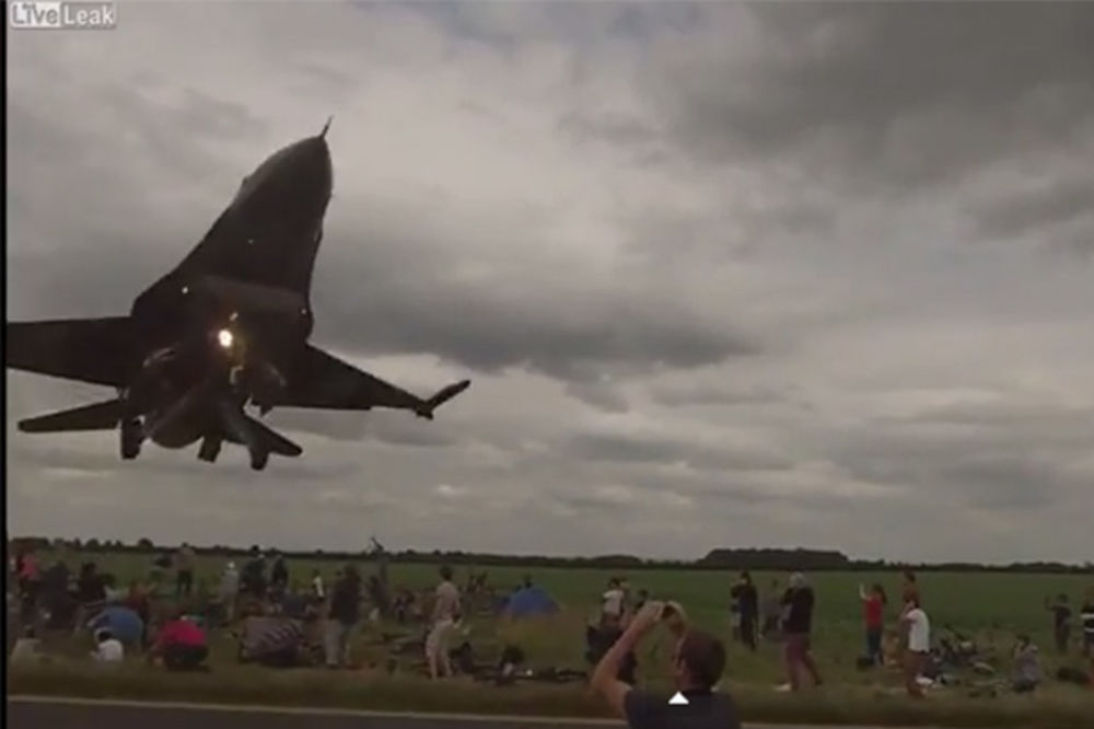 (VIDEO) NA ŠTA JE TAJ PILOT MISLIO?: Borbeni avion F-16 zamalo pokosio publiku na aeromitingu!