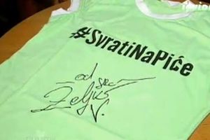 PRATI TRENDOVE: Željko Vasić napravio majice sa svojim potpisom za fanove!