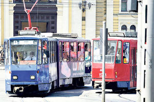 VANDALI: Pijani i polugoli tukli se u tramvaju