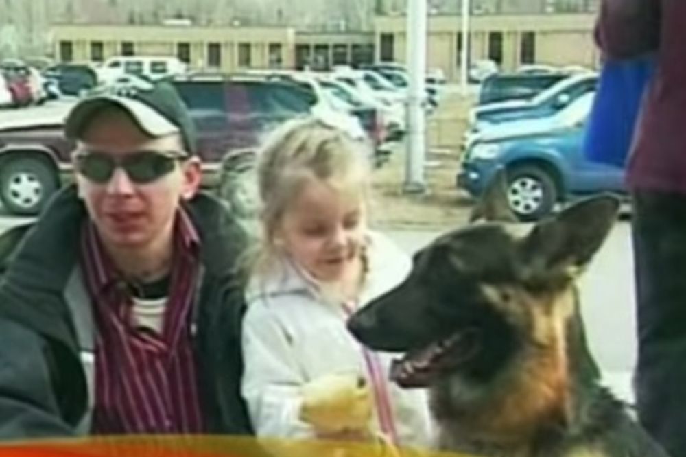 (VIDEO) KUĆU ZAHVATIO POŽAR: Pogledajte šta je uradio ovaj pas kako bi spasao vlasnike!