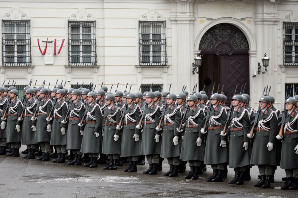 MINISTAR UPOZORAVA: Austrijska vojska će bankrotirati!