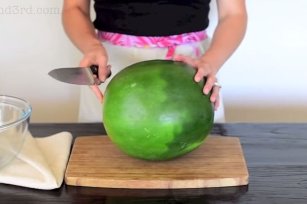 GENIJALNA TEHNIKA: Pogledajte kako iseći lubenicu da se ne isprskate celi!