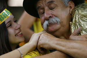 SLIKA KOJA JE OBIŠLA SVET: Ni osmeh unuke nije mogao da oraspoloži navijača Brazila