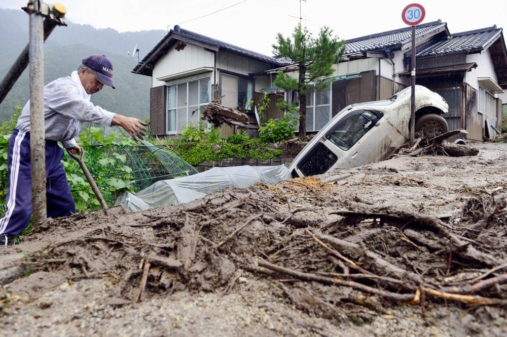 OLUJA SMRTI U JAPANU: 3 mrtva, više od 130.000 evakuisanih