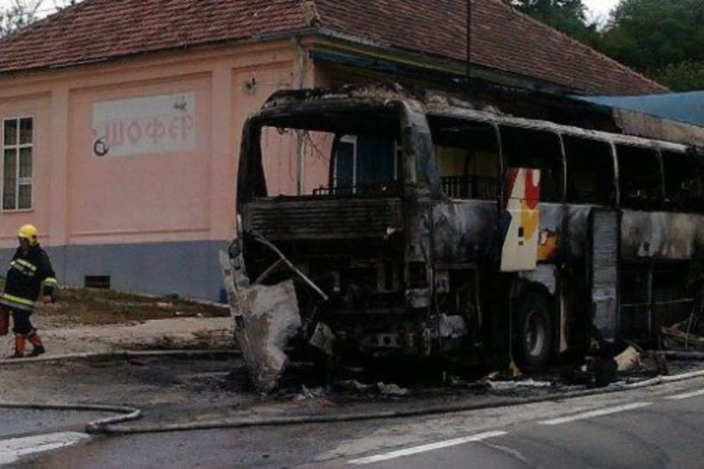 GORNJI MILANOVAC: Autobus izgoreo na Ibarskoj magistrali