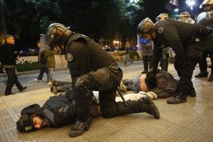 (VIDEO) NEREDI POSLE PORAZA U FINALU: Policija rasterivala huligane u Buenos Ajresu