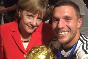 SELFI GROZNICA: Lukas Podolski na jedinstven način proslavio trijumf na Mundijalu