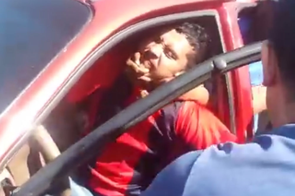 PROLAZNICI PREMLATILI RAZBOJNIKA: Hteo da ukrade auto u kojem su bili žena i dete (VIDEO)