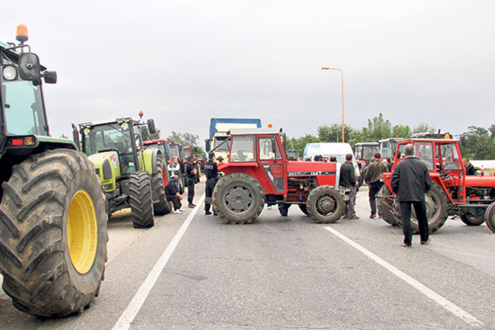 ŠTRAJKUJU TRAKTORIMA: Poljoprivrednici u pet do 12 stižu u Beograd