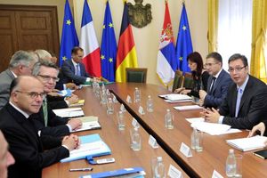 Vučić: U našim kabinetima se ne lupa rukama o sto