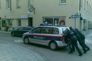 ZASUKALI RUKAVE: Policajci usred Beča guraju auto!
