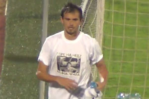 POČAST BORI TODOROVIĆU: Danko Lazović na utakmici nosio majicu sa likom slavnog glumca