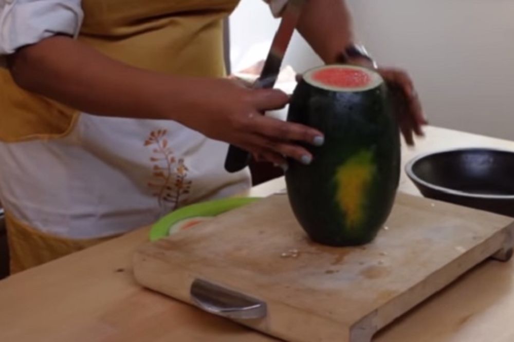 (VIDEO) KORISTAN SAVET ZA LETO: Očistite lubenicu od semenki za manje od 2 minuta!