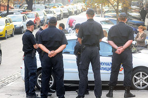 AKCIJA NA AERODROMU: Komunalna policija razbila divlje taksiste!