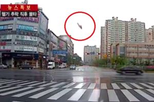 UZNEMIRUJUĆI VIDEO: Srušio se helikopter u blizini osnovne škole u J. Koreji! 5 vatrogasaca poginulo