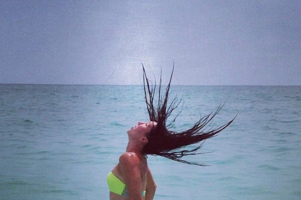 ZANOSNO: Jelena Janković se sa novom frizurom opušta u moru