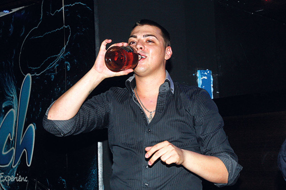 VESELO: Sloba Vasić nategao viski iz flaše