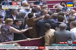 (VIDEO) VRHOVNA RADA: Usvojili dekret o mobilizaciji, pa se potukli u parlamentu!