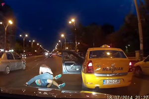 (VIDEO) BALKAN: Momak napao taksistu koji ga nije propustio, ovaj ga odrao od batina
