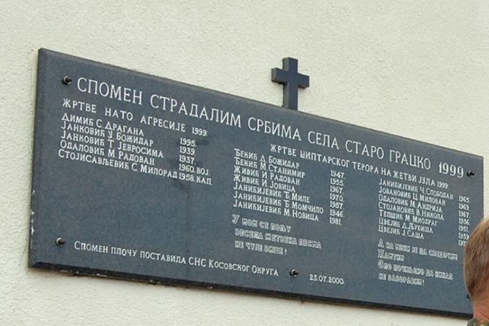 OSVANUO GRAFIT OSVETA, SRBI UZNEMIRENI Polomljena spomen-ploča ubijenim srpskim žeteocima na Kosmetu
