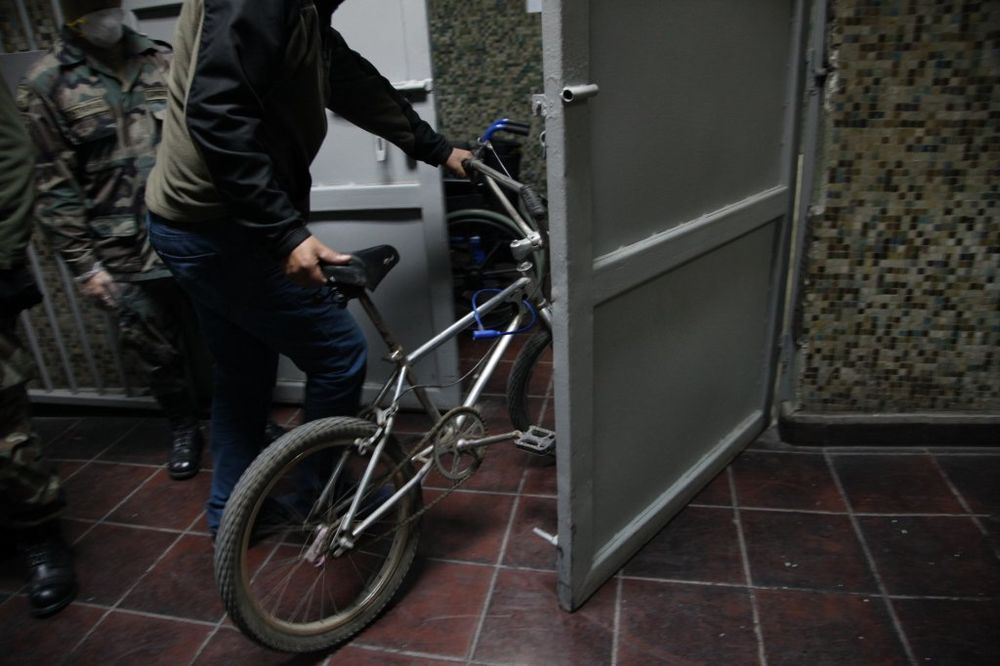 LOPUŽA: Ukradenim biciklom išao u pljačku, bežao ukradenim motorom