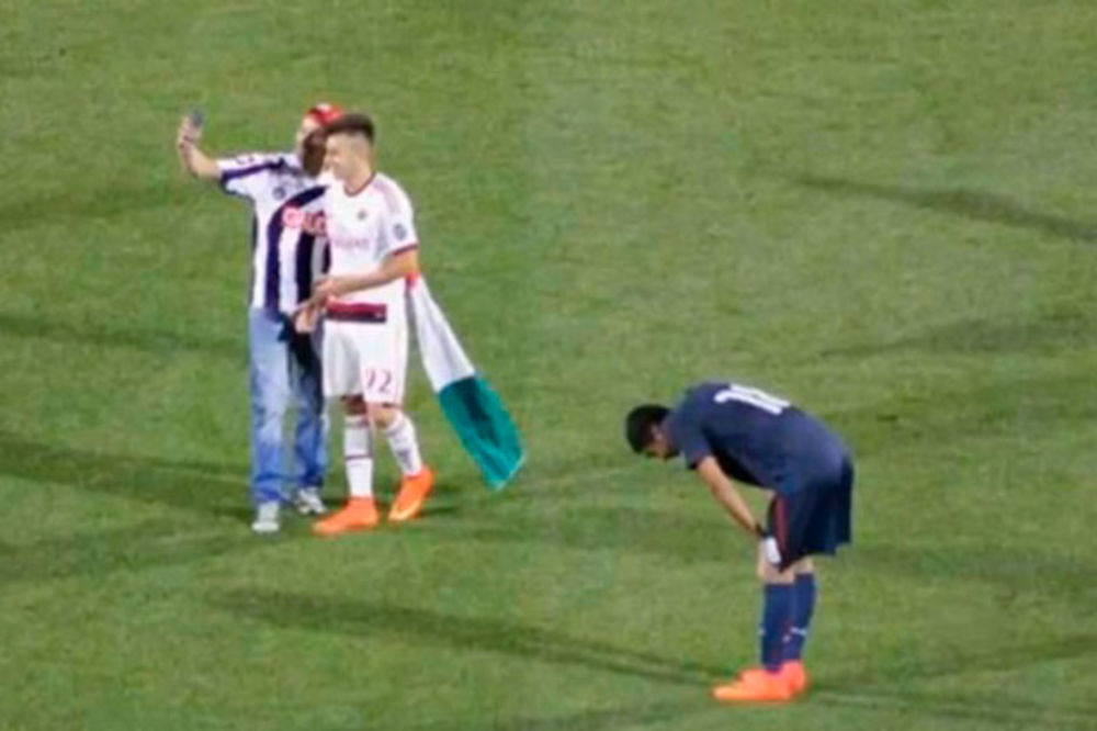 SVE ZA SLIKU: Navijač uklizao El Šaraviju tokom utakmice kako bi uradio selfi