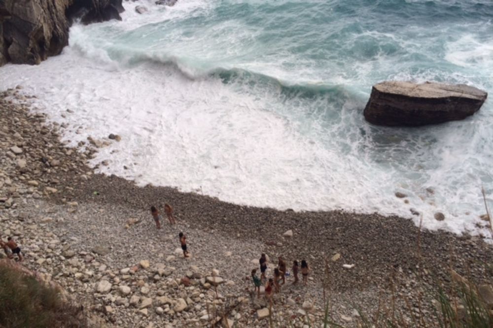 BUDVA: Policija sa plaže spasla 30 turiste od nabujalih talasa