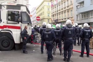 (VIDEO) OSVOJILI PICERIJU: Policija oslobodila zgradu od pankera i anarhista!