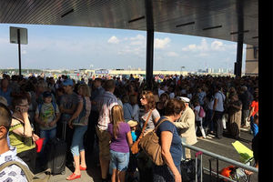DOJAVA O BOMBAMA: Evakuacija na aerodromima Pulkovo i Domodedovo