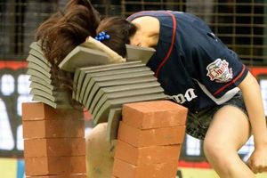 (VIDEO) NIKAD VIĐENO: Devojka otvorila utakmicu razbijanjem betona, i to glavom