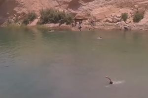 (VIDEO) MENJA BOJU: Pojavilo se ogromno jezero u pustinji, niko nema objašnjenje!