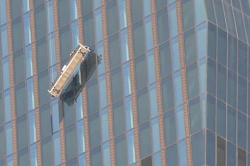 (FOTO) DRAMA U BEČU: Otkačila se sajla, perači prozora sat i po visili na 144 metra iznad zemlje!
