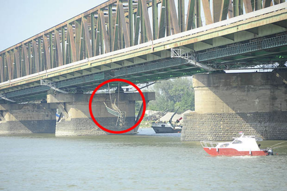 BEOGRAD: Brod odvalio deo konstrukcije Pančevačkog mosta!