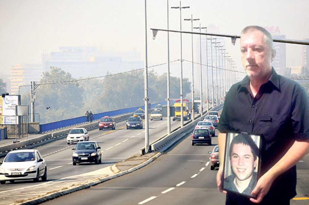 ZAHTEVA PRAVDU: Otac protestovao na Brankovom mostu, jer još nije uhapšen ubica njegovog sina!