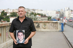 SINU ZA POKOJ DUŠE: Otac pregaženog Luke Jovanovića i danas protestovao na Brankovom mostu!