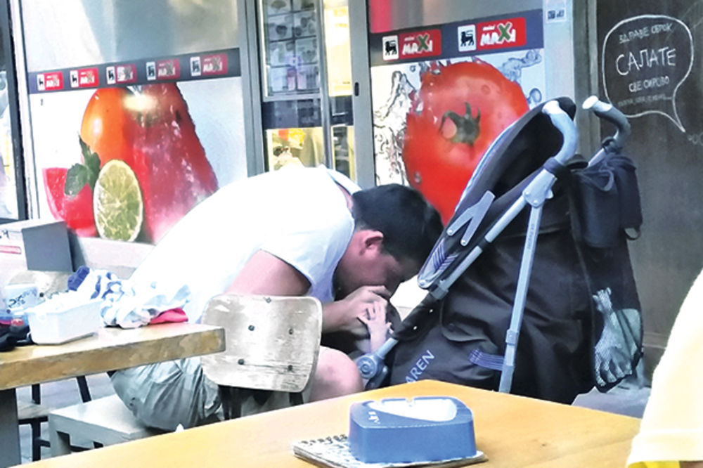 Zoran Kesić menjao pelene sinu u kafiću