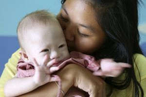 SUROGAT MAJKA BEBE S DAUNOM: Vratite mi i ćerku, ne dam je pedofilu!