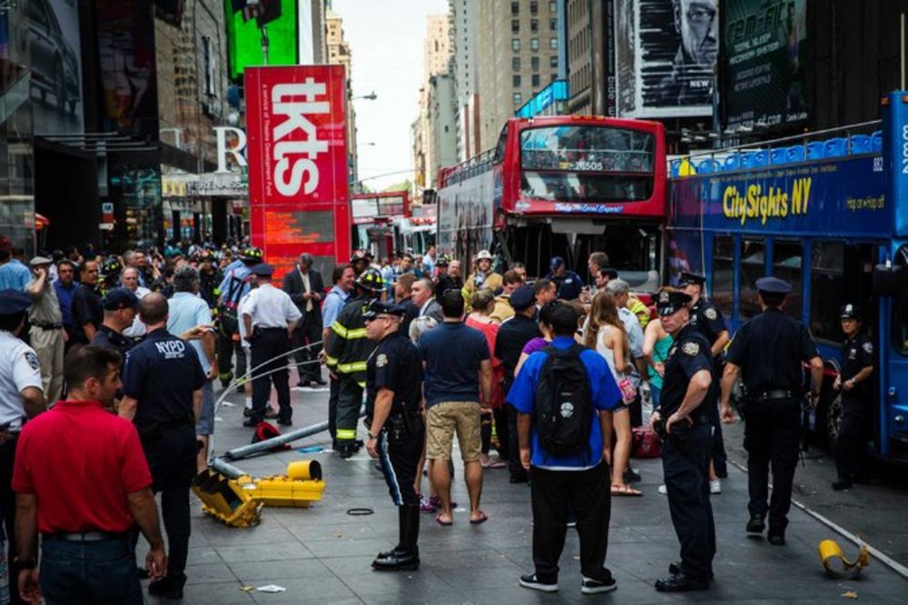 NEPAŽNJA: Sudar turističkih autobusa na njujorškom Tajms skveru, 11 povređenih