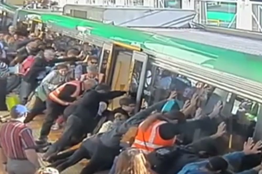 (VIDEO) SVI ZA JEDNOG: Stotinu putnika pomerilo vagon kako bi spasli zaglavljenog muškarca!