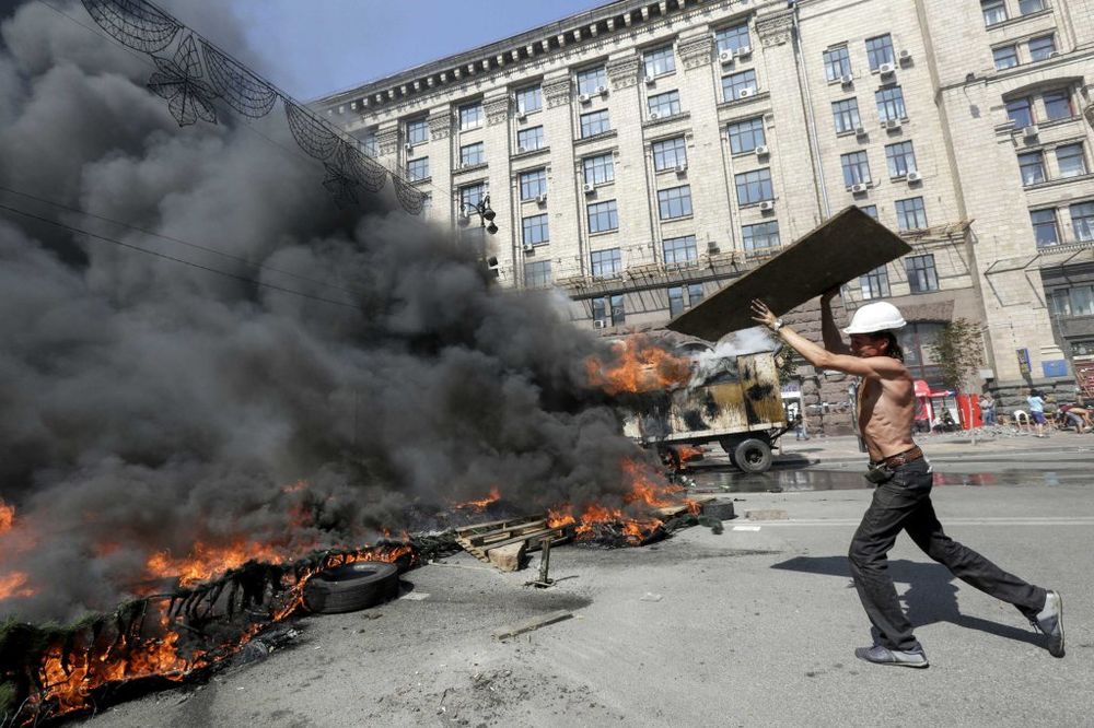 (FOTO) UŽIVO DAN 171 LETELE KAMENICE I ZAPALJENE GUME: Ponovo sukobi na Majdanu!