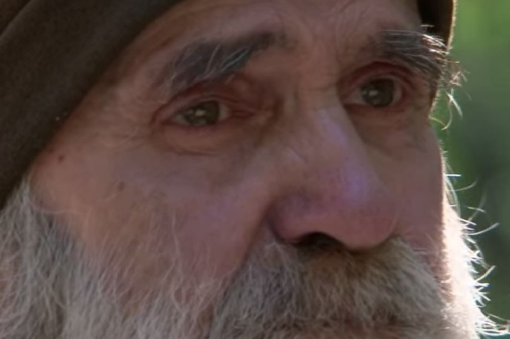 (VIDEO) SAMO JE NEMO POSMATRAO: Beskućniku pred očima srušili jedino utočište!