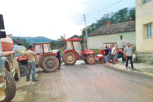 PROTEST: Kamionima uništili sve u selu Beršići!