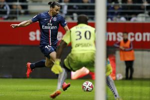 (VIDEO) PROMAŠIO PRAZAN GOL: Zlatan Ibrahimović se obrukao protiv Remsa