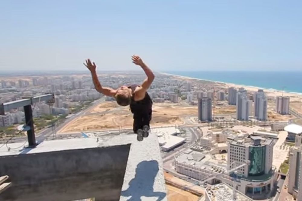 IGRAO SE ŽIVOTOM: Napravio salto u vazduhu na vrhu nebodera i pogledajte šta se desilo...