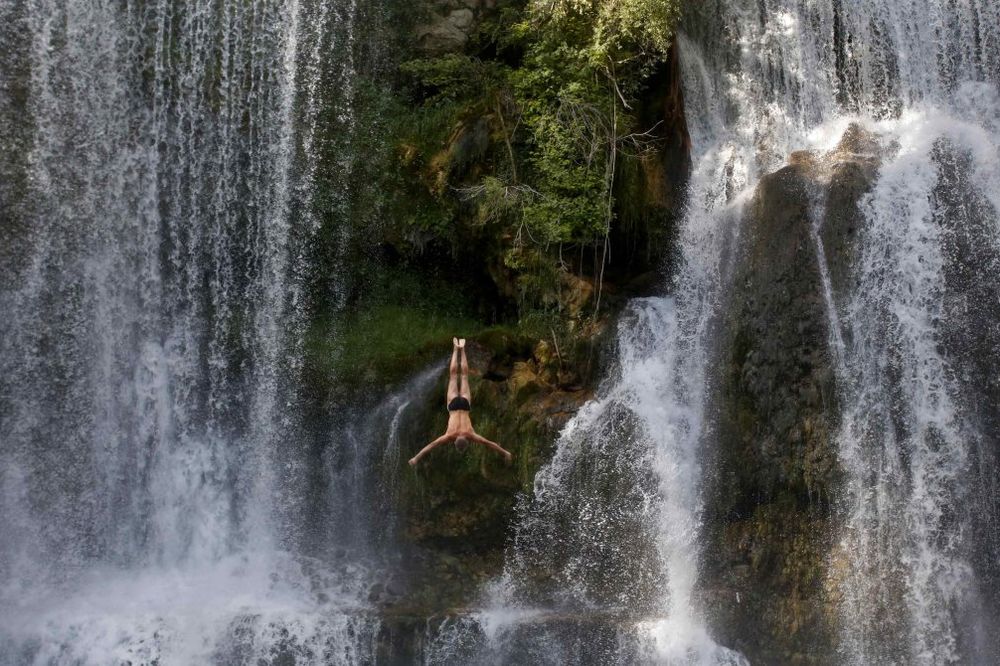 NESTVARNO HRABRO: Skokovi sa vodopada u Jajcu oduševili svetske medije