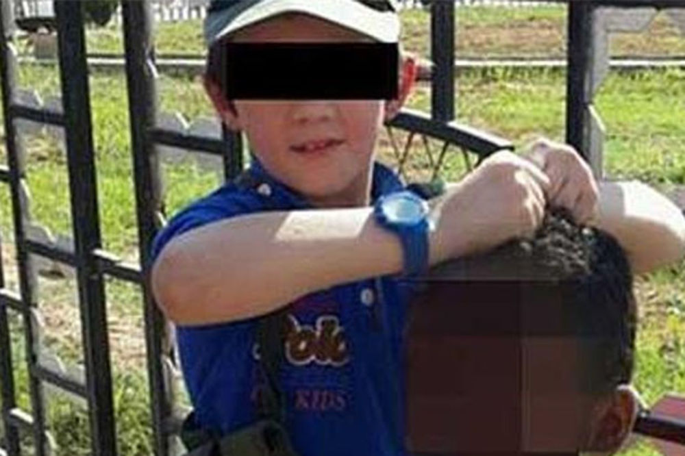 (FOTO 18+) JEZIVO: Džihadista objavio sliku svog sina (7) s odrubljenom glavom u rukama!