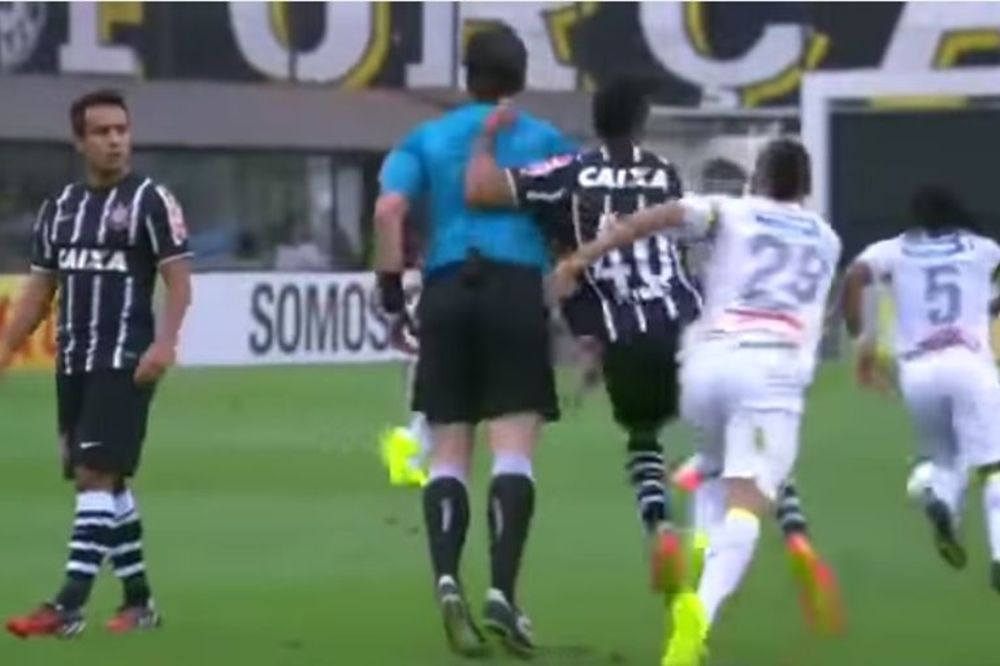 (VIDEO) ZATO ŠTO NE GLEDA: Sudija zasmetao, fudbaler ga udario po leđima