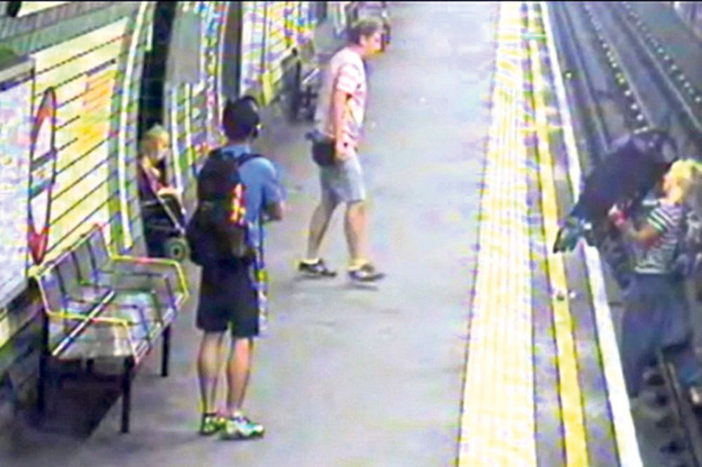 HRABRA MAJKA: Skočila pred voz da bi spasla dete